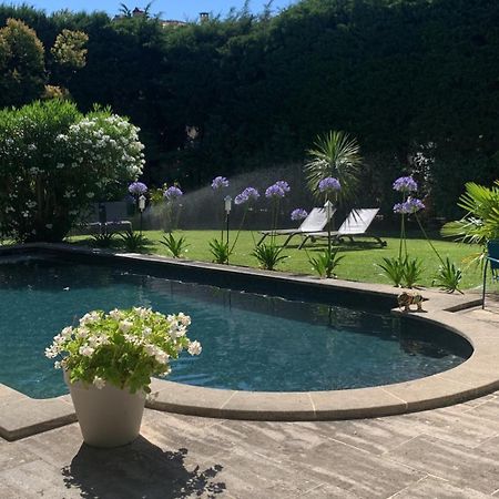 La Demeure Bed & Breakfast Eyguieres Exterior photo
