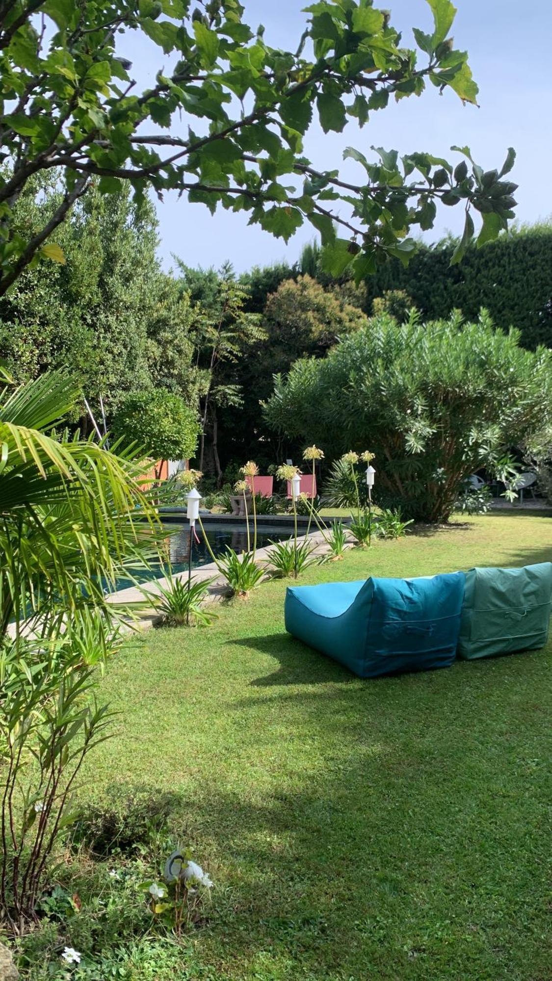 La Demeure Bed & Breakfast Eyguieres Exterior photo