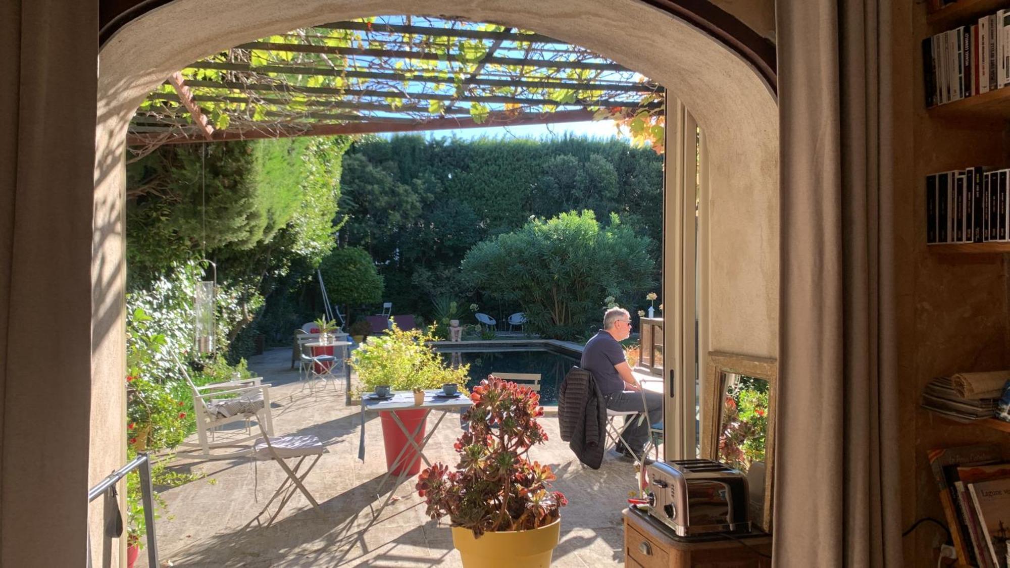La Demeure Bed & Breakfast Eyguieres Exterior photo