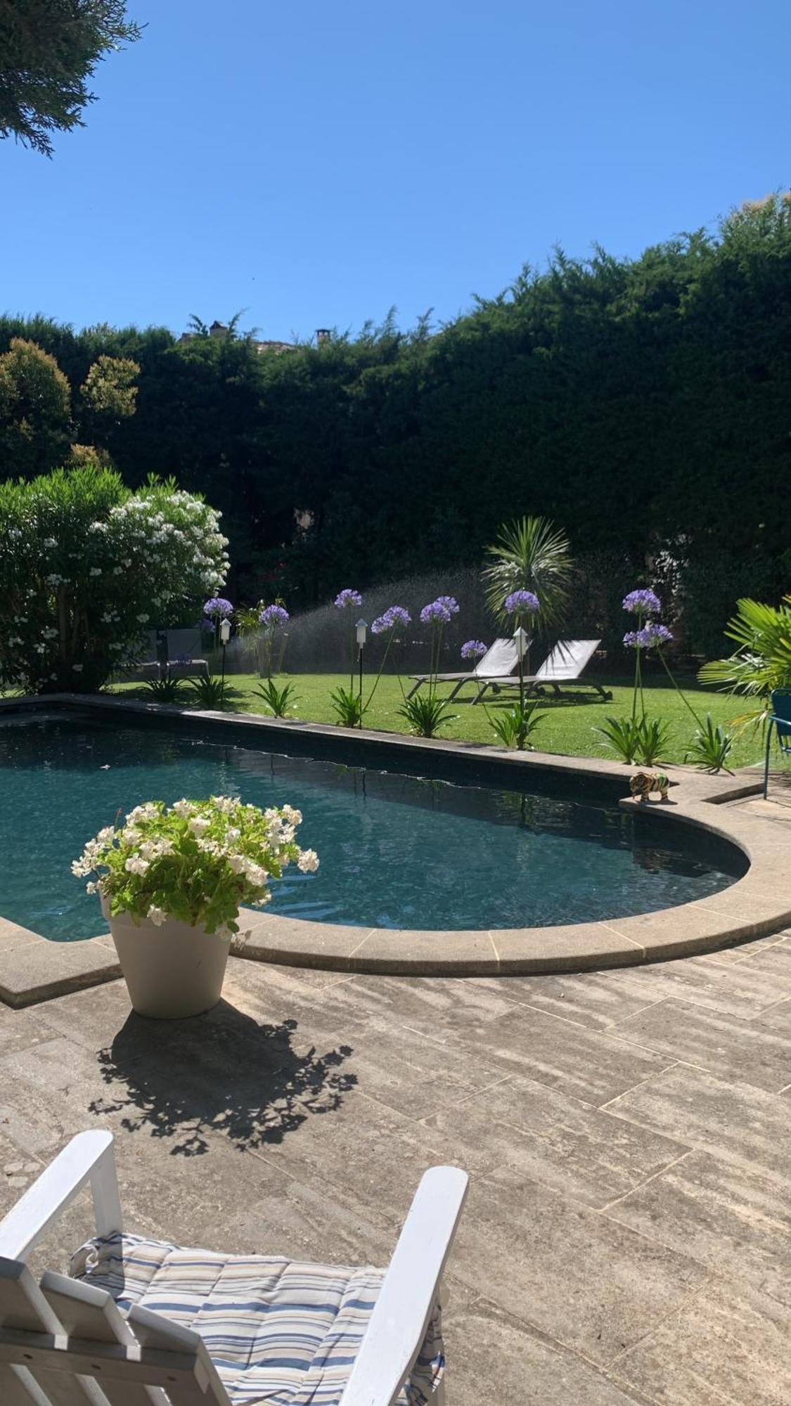 La Demeure Bed & Breakfast Eyguieres Exterior photo