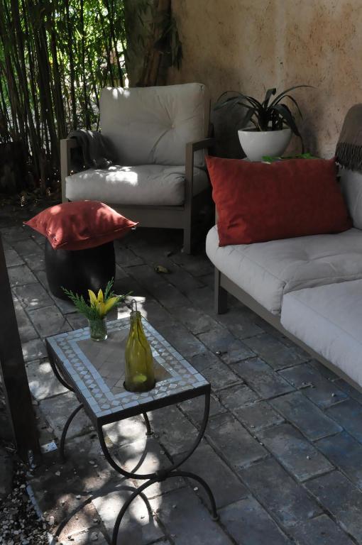La Demeure Bed & Breakfast Eyguieres Exterior photo