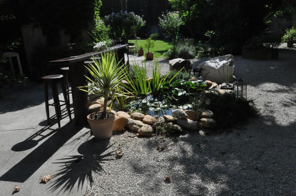 La Demeure Bed & Breakfast Eyguieres Exterior photo