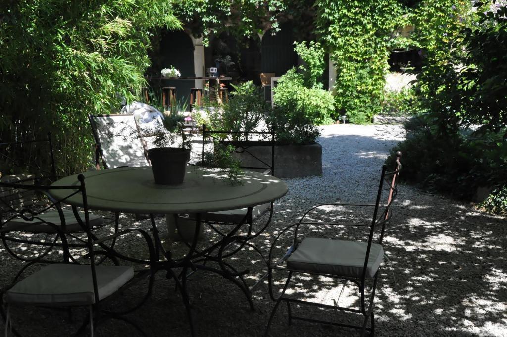 La Demeure Bed & Breakfast Eyguieres Exterior photo