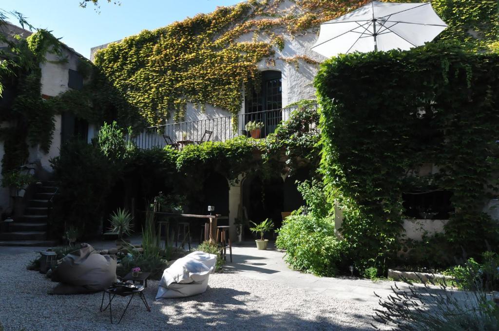 La Demeure Bed & Breakfast Eyguieres Exterior photo